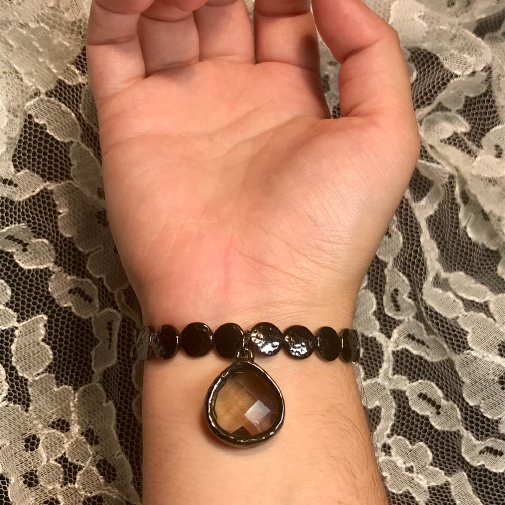 BLACK METALLIC BEAD BRACELET WITH CRYSTAL DROPLET